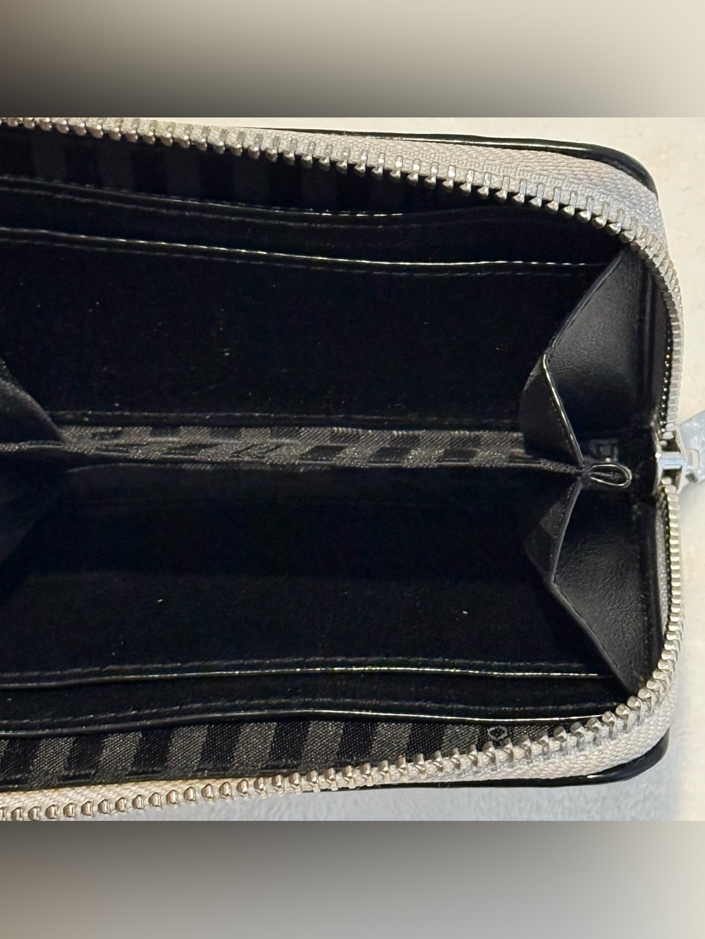 Victoria Secret Silver Metallic Snakeskin Embossed Zip Around Coin & Card Wallet - Picture 4 of 6